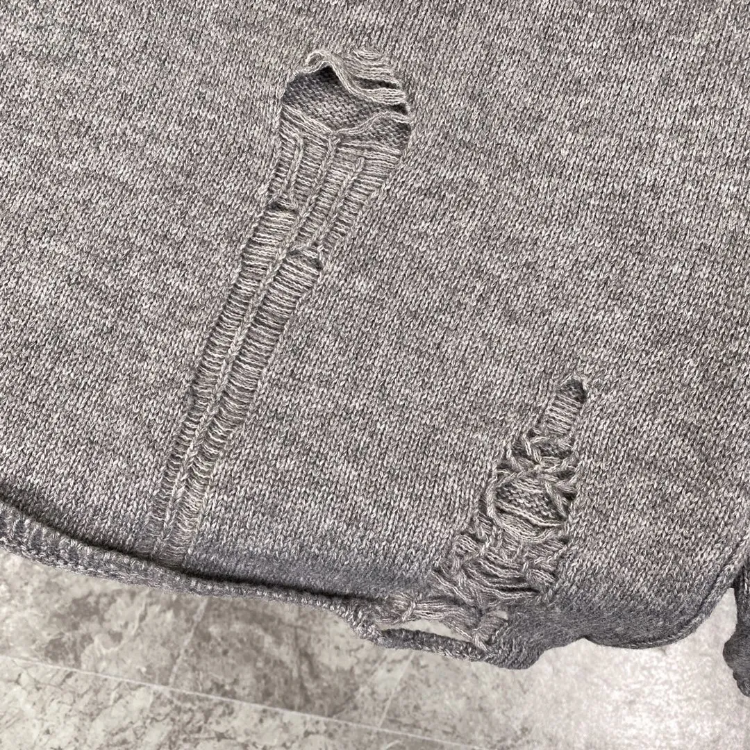 P240 Chrome Hearts CH Chrome Hearts Embroidered Disk Sanskrit Cross Hole Knitted Sweater Pullover. It’s a very popular style. It’s the same style for men and women. It’s matched with black and white. It looks great in real life. It looks good on the upper body. It looks good in daily wear. It’s even better when taking photos. It’s hard not to buy it. Buy it for me!!! Believe me, no one can refuse such a machine-length Chrome Hearts jacket. The version has been expanded based on the old version. The upper body is loose and stylish, and the hem is expanded to a casual design. Fat people look extremely slim, thin people have limited height and high-end. Ten thousand yuan ZP printing, 1:1 perfect restoration, looks good when worn alone or stacked, can be easily controlled by both men and women. If you care more about quality, you must also respect the price. It is completely different from the thin see-through bottoms and junk products on the market that pill when worn. If the style makes you shine at a glance, then quality is what you should pay more attention to. Compared with price, we focus on quality. Customers who have received my products all know it. ️️️ Sweaters on the market are generally made of bract core yarn. We use modal. The advantages over core-spun yarn are very intuitive: high cost, high price, high density, relatively expensive for developers, and let us make a lot less money. In addition, it is delicate, has no scum on the upper body, resists pilling, and is high-end. We are conscientious sellers and do not use core-spun yarn. Apart from being cheap, core-spun yarn is really useless. It shrinks, pills, hooks, and makes people pierced. He is proficient in everything. It is 2024. Who doesn’t want to look decent when they go out? Quality determines the upper body effect. No matter how bad the quality, the best style is still the temperament of the urban-rural fringe. We only do long-term business. Quality determines character. Take it back and wear it with confidence and wash it. The quality of the pattern will definitely make your eyes shine. We only make the right version of high quality. We make high-end hard goods. Reject junk goods and reject fast food. Conscientious quality and conscientious price. You deserve it!  Color: Black Beige Gray Size: S M L